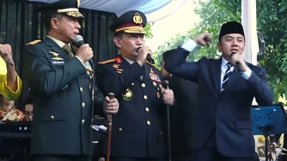 Momen Prabowo Nyanyi Bareng Kapolri dan Panglima TNI di Lubang Buaya